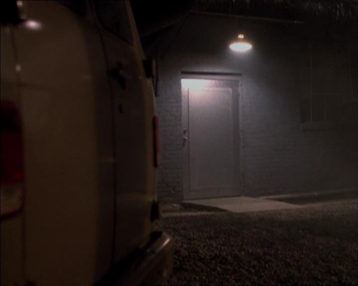 Charmed-Online_dot_net-1x02IveGotYouUnderMySkin2107.jpg