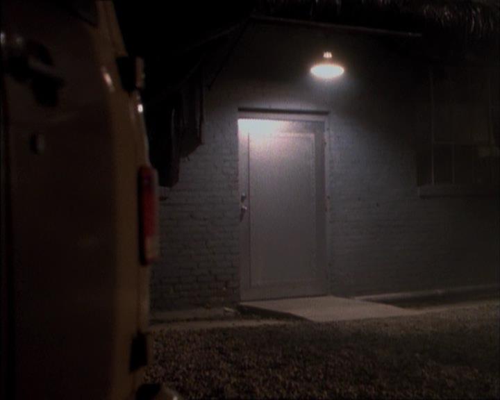 Charmed-Online_dot_net-1x02IveGotYouUnderMySkin2109.jpg