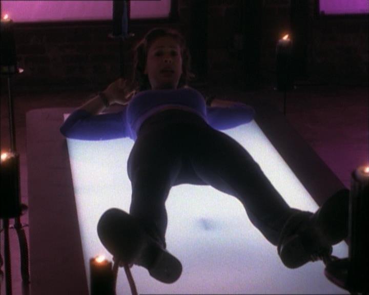 Charmed-Online_dot_net-1x02IveGotYouUnderMySkin2112.jpg