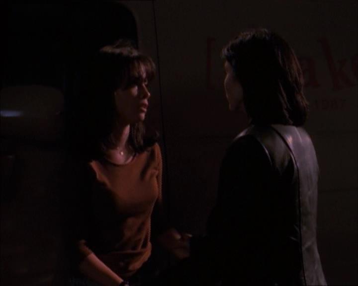 Charmed-Online_dot_net-1x02IveGotYouUnderMySkin2137.jpg
