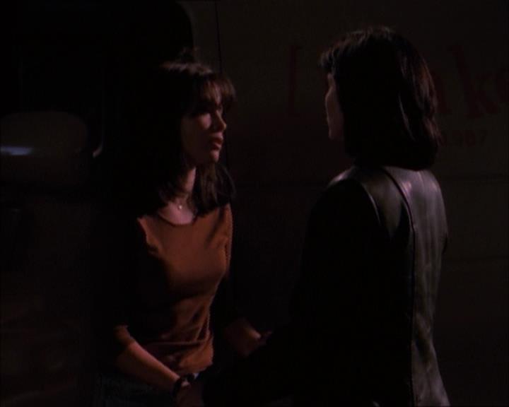 Charmed-Online_dot_net-1x02IveGotYouUnderMySkin2142.jpg