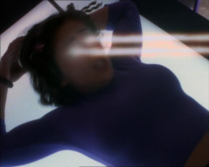 Charmed-Online_dot_net-1x02IveGotYouUnderMySkin2146.jpg