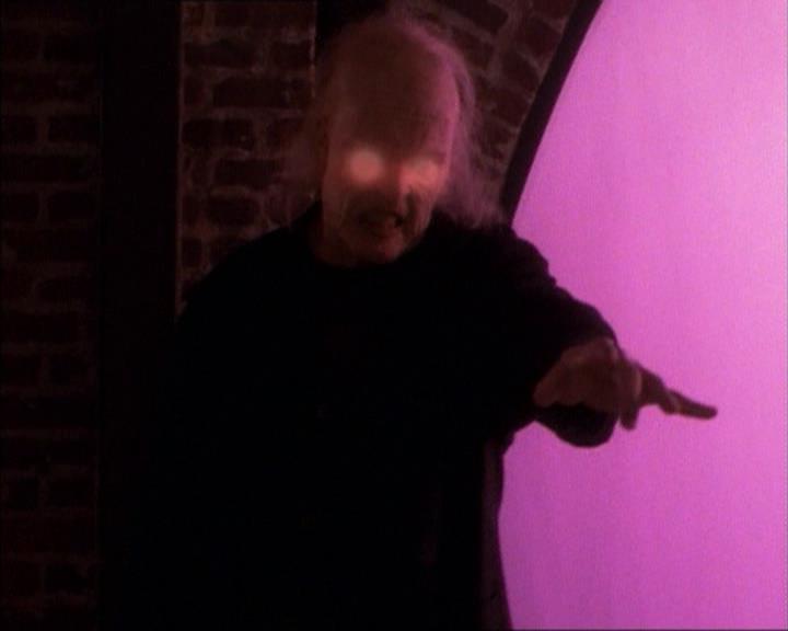 Charmed-Online_dot_net-1x02IveGotYouUnderMySkin2158.jpg
