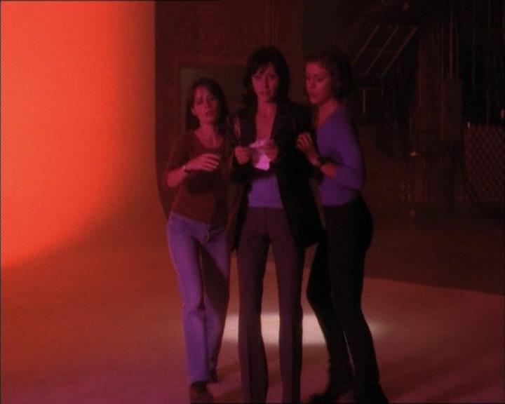 Charmed-Online_dot_net-1x02IveGotYouUnderMySkin2180.jpg