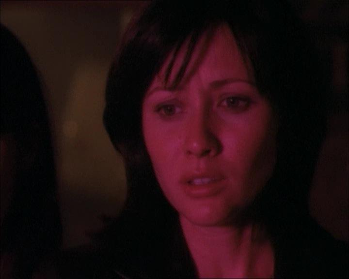 Charmed-Online_dot_net-1x02IveGotYouUnderMySkin2216.jpg