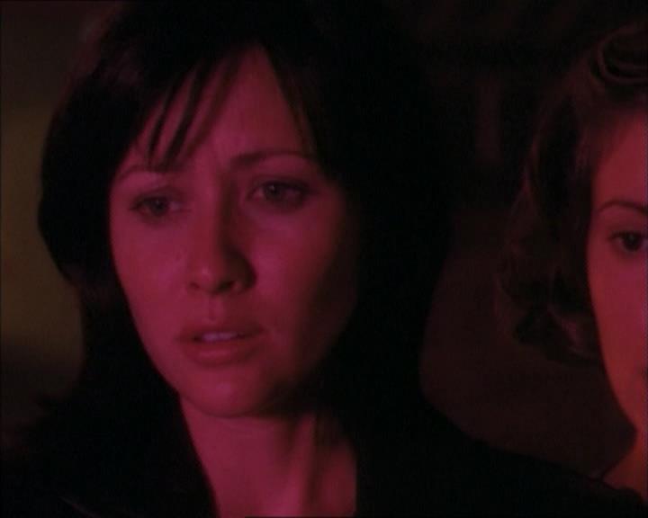 Charmed-Online_dot_net-1x02IveGotYouUnderMySkin2217.jpg