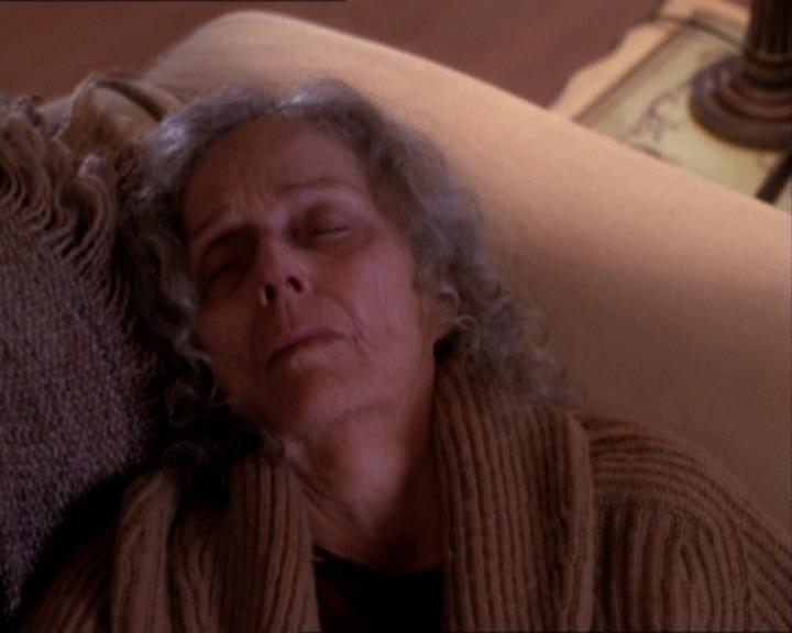 Charmed-Online_dot_net-1x02IveGotYouUnderMySkin2222.jpg