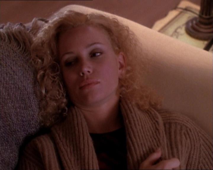 Charmed-Online_dot_net-1x02IveGotYouUnderMySkin2228.jpg