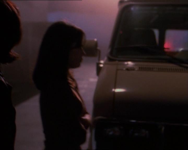 Charmed-Online_dot_net-1x02IveGotYouUnderMySkin2247.jpg