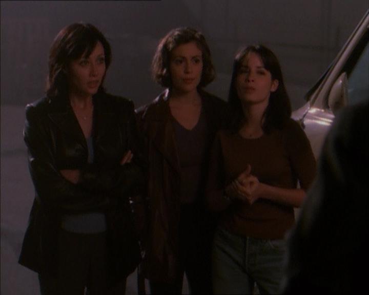 Charmed-Online_dot_net-1x02IveGotYouUnderMySkin2259.jpg