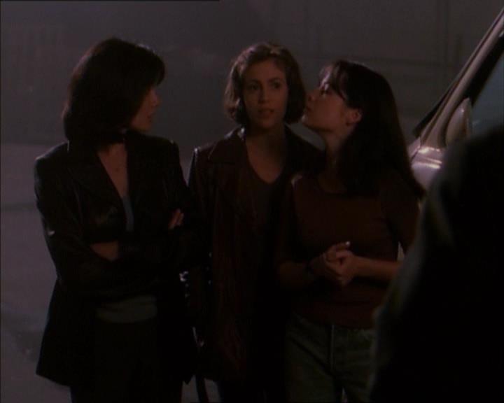 Charmed-Online_dot_net-1x02IveGotYouUnderMySkin2261.jpg