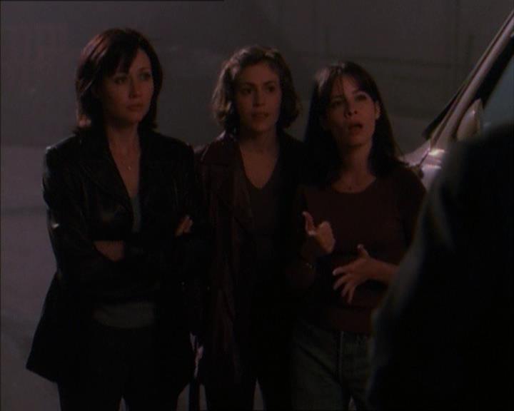 Charmed-Online_dot_net-1x02IveGotYouUnderMySkin2264.jpg