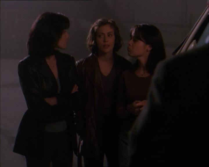 Charmed-Online_dot_net-1x02IveGotYouUnderMySkin2265.jpg