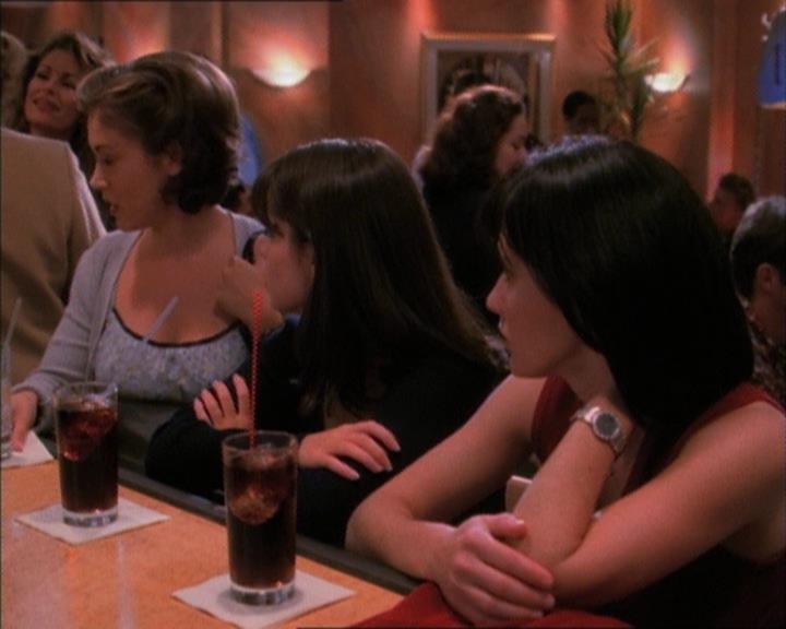 Charmed-Online_dot_net-1x02IveGotYouUnderMySkin2325.jpg