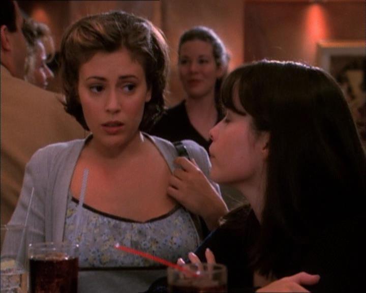Charmed-Online_dot_net-1x02IveGotYouUnderMySkin2328.jpg