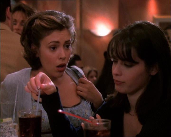 Charmed-Online_dot_net-1x02IveGotYouUnderMySkin2339.jpg