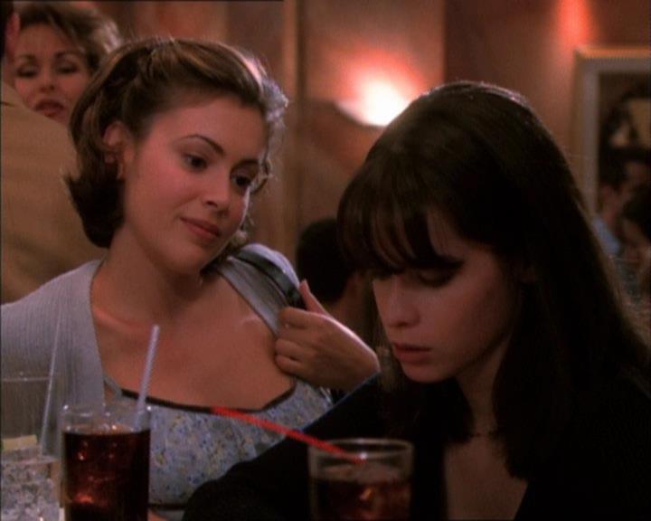 Charmed-Online_dot_net-1x02IveGotYouUnderMySkin2350.jpg