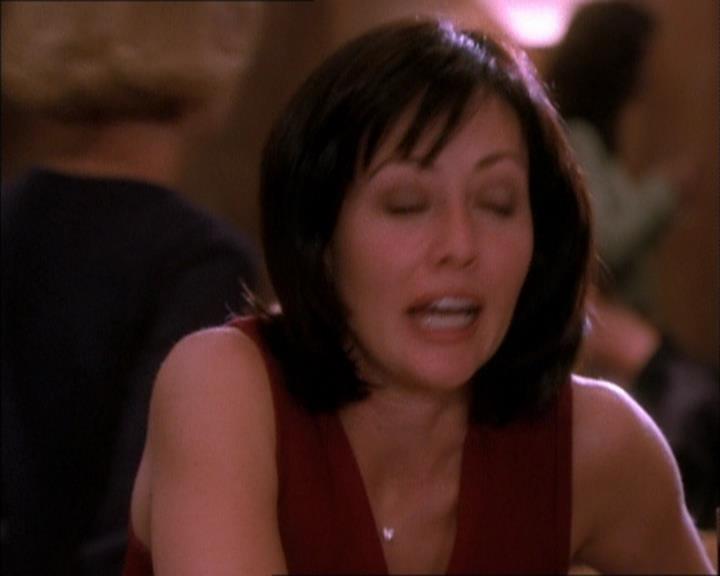 Charmed-Online_dot_net-1x02IveGotYouUnderMySkin2352.jpg