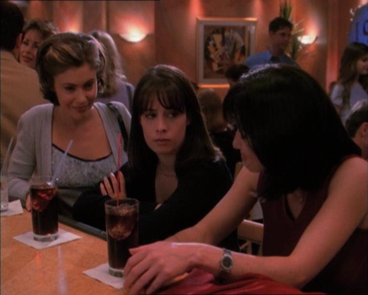 Charmed-Online_dot_net-1x02IveGotYouUnderMySkin2362.jpg