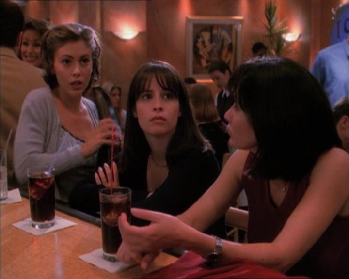 Charmed-Online_dot_net-1x02IveGotYouUnderMySkin2371.jpg