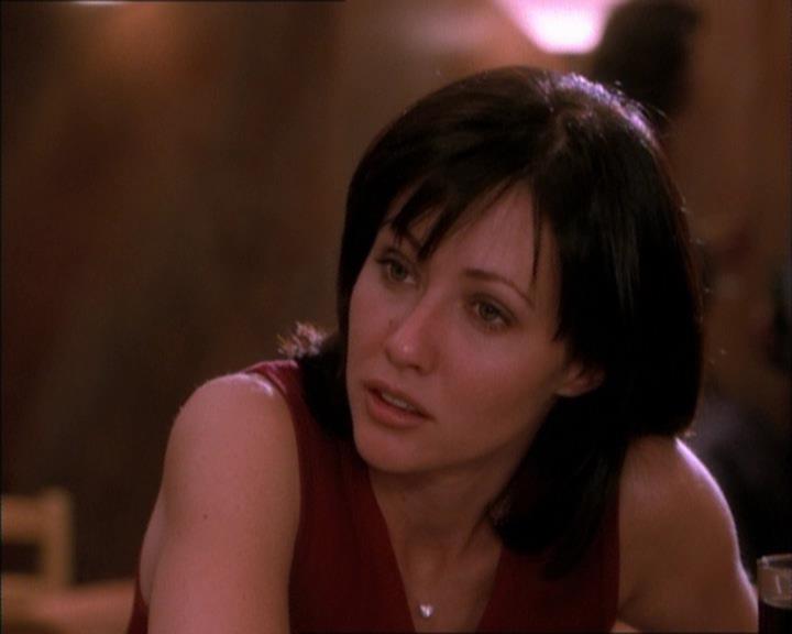 Charmed-Online_dot_net-1x02IveGotYouUnderMySkin2373.jpg