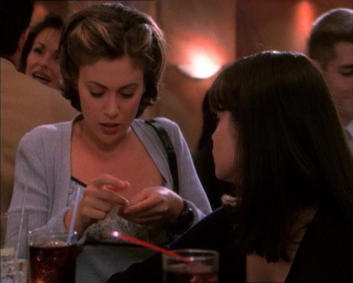 Charmed-Online_dot_net-1x02IveGotYouUnderMySkin2376.jpg