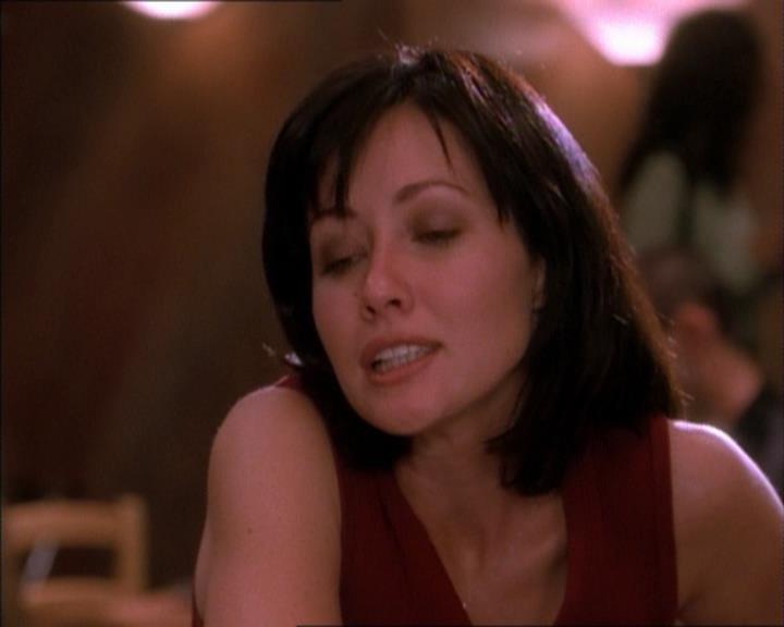 Charmed-Online_dot_net-1x02IveGotYouUnderMySkin2385.jpg