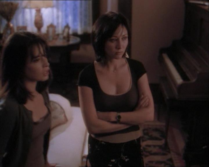 Charmed-Online_dot_net-1x03ThankYouForNotMorphing1778.jpg Charmed-Online_dot_net-1x03ThankYouForNotMorphing1778.jpg
