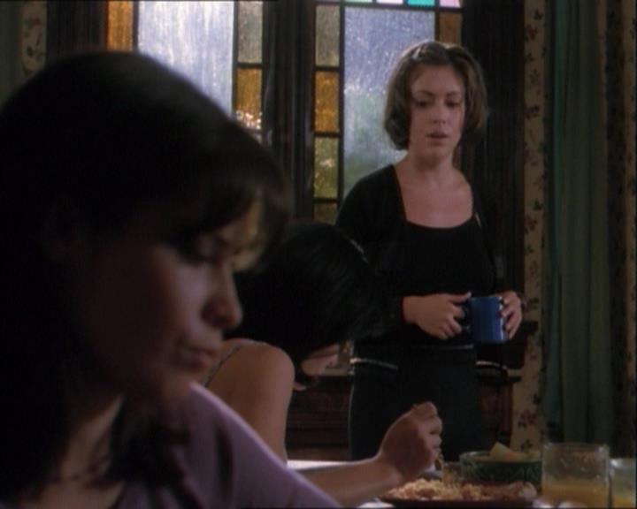 Charmed-Online_dot_net-1x03ThankYouForNotMorphing1909.jpg Charmed-Online_dot_net-1x03ThankYouForNotMorphing1909.jpg