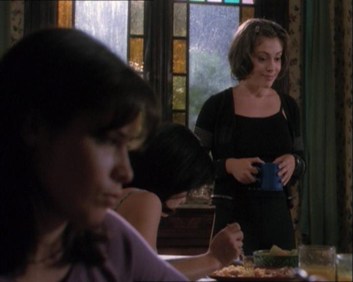 Charmed-Online_dot_net-1x03ThankYouForNotMorphing1913.jpg Charmed-Online_dot_net-1x03ThankYouForNotMorphing1913.jpg