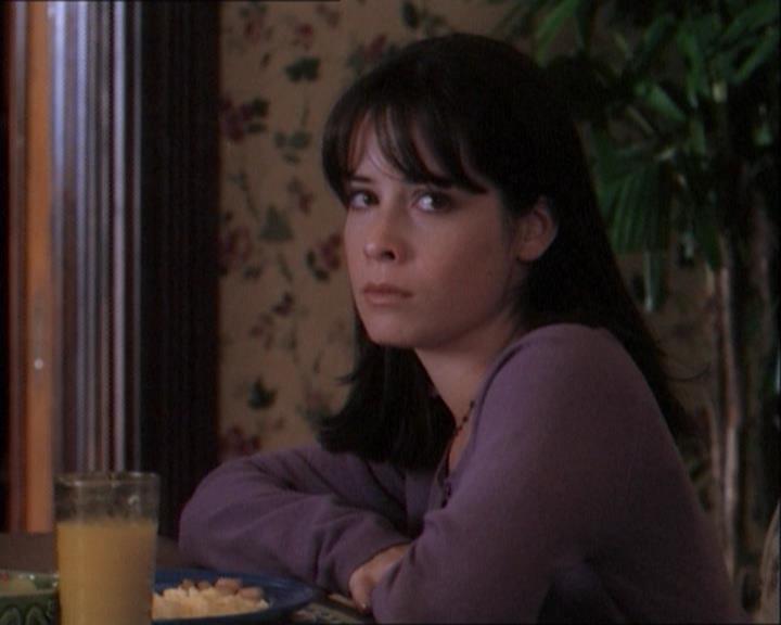 Charmed-Online_dot_net-1x03ThankYouForNotMorphing1981.jpg Charmed-Online_dot_net-1x03ThankYouForNotMorphing1981.jpg