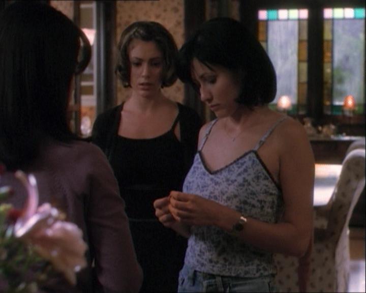 Charmed-Online_dot_net-1x03ThankYouForNotMorphing2000.jpg