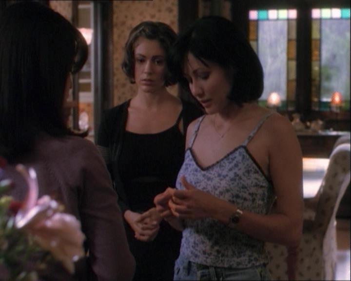 Charmed-Online_dot_net-1x03ThankYouForNotMorphing2003.jpg