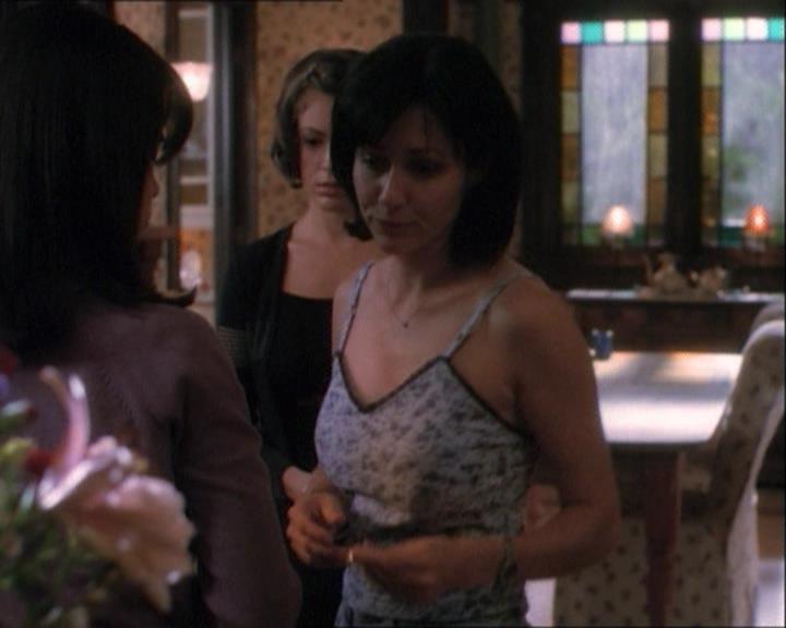 Charmed-Online_dot_net-1x03ThankYouForNotMorphing2005.jpg