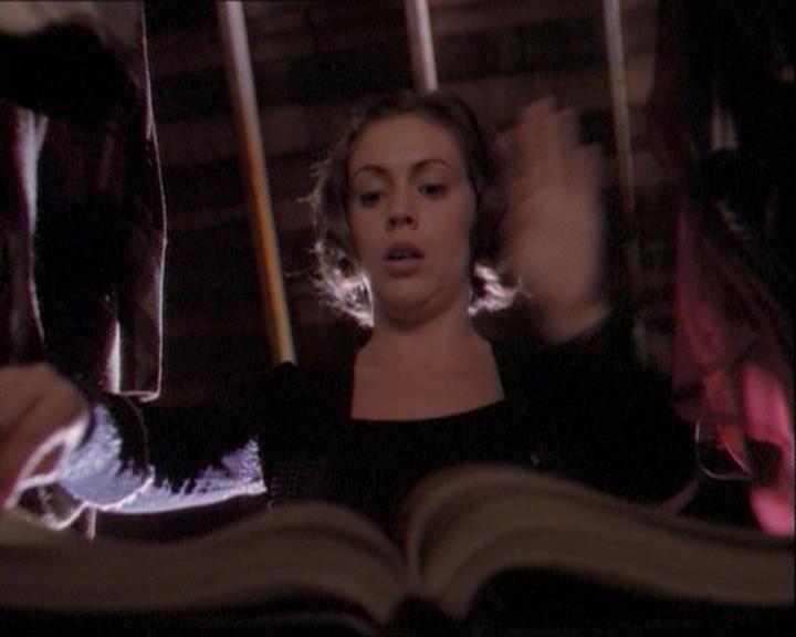 Charmed-Online_dot_net-1x03ThankYouForNotMorphing2099.jpg