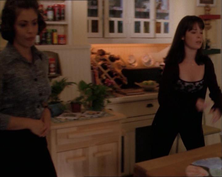 Charmed-Online_dot_net-1x04DeadManDating0313.jpg