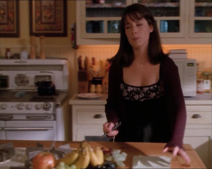 Charmed-Online_dot_net-1x04DeadManDating0315.jpg