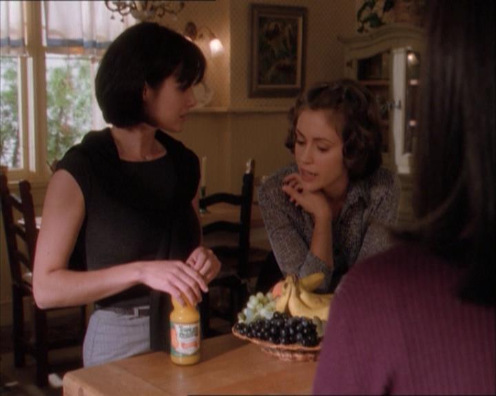 Charmed-Online_dot_net-1x04DeadManDating0355.jpg