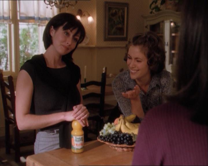Charmed-Online_dot_net-1x04DeadManDating0387.jpg