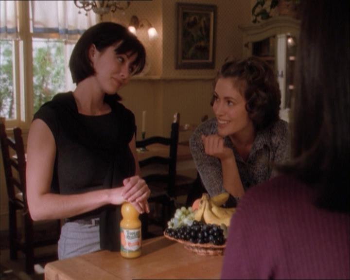 Charmed-Online_dot_net-1x04DeadManDating0388.jpg