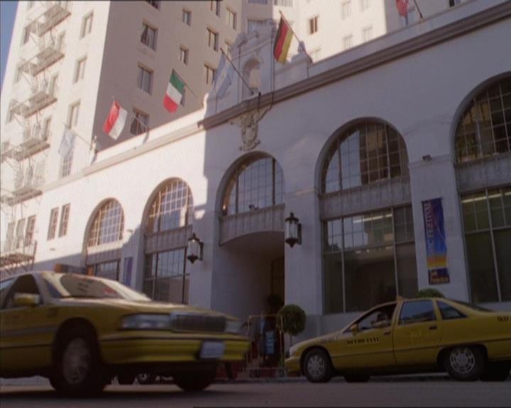 Charmed-Online_dot_net-1x04DeadManDating0416.jpg