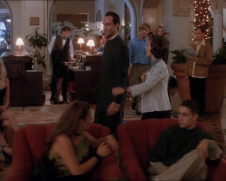 Charmed-Online_dot_net-1x04DeadManDating0425.jpg