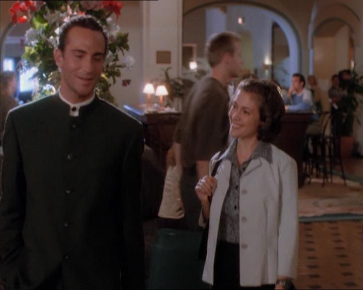 Charmed-Online_dot_net-1x04DeadManDating0428.jpg