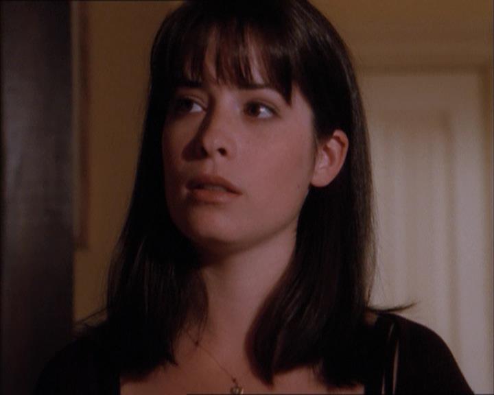 Charmed-Online_dot_net-1x04DeadManDating0517.jpg Charmed-Online_dot_net-1x04DeadManDating0517.jpg