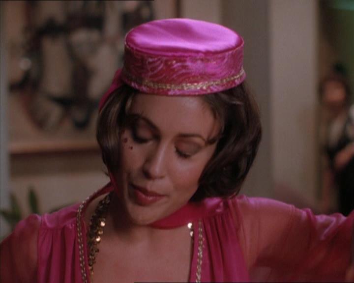 Charmed-Online_dot_net-1x04DeadManDating0596.jpg