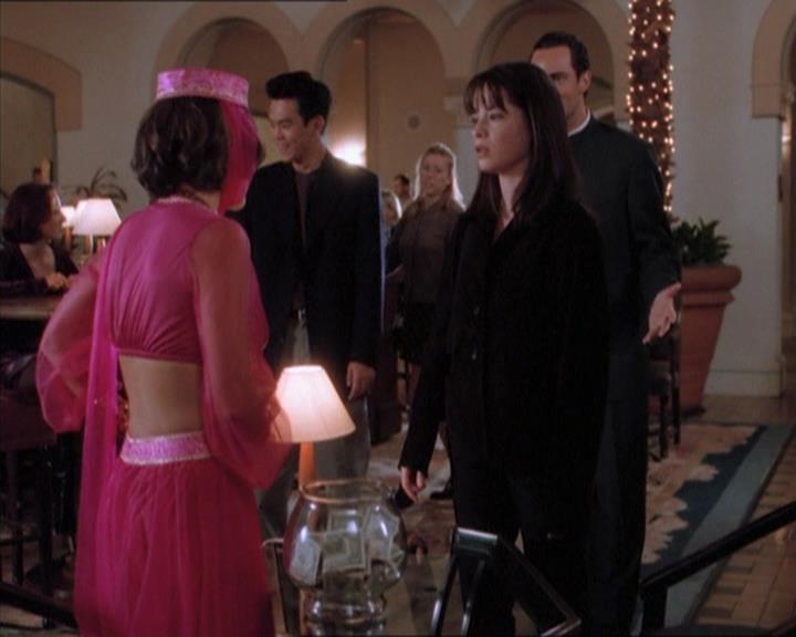 Charmed-Online_dot_net-1x04DeadManDating0608.jpg