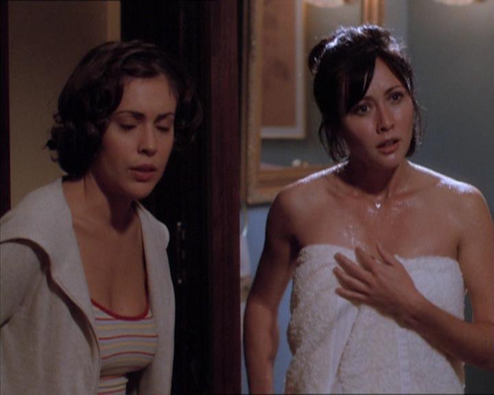Charmed-Online_dot_net-1x04DeadManDating0835.jpg