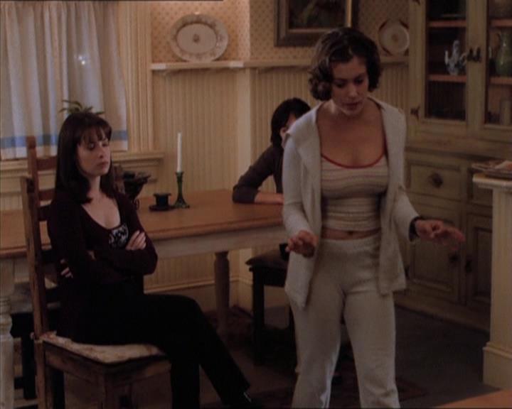 Charmed-Online_dot_net-1x04DeadManDating0859.jpg