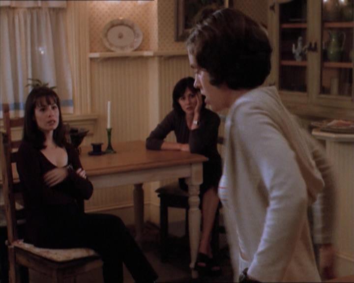 Charmed-Online_dot_net-1x04DeadManDating0861.jpg
