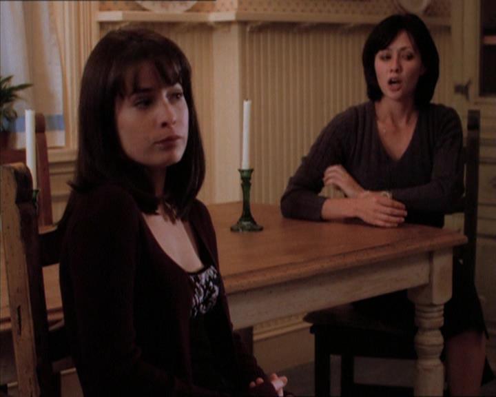 Charmed-Online_dot_net-1x04DeadManDating0873.jpg